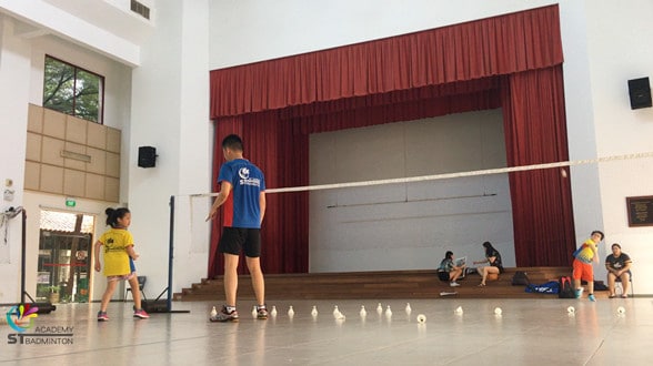 新加坡ST羽毛球学院的义顺南CC羽毛球训练