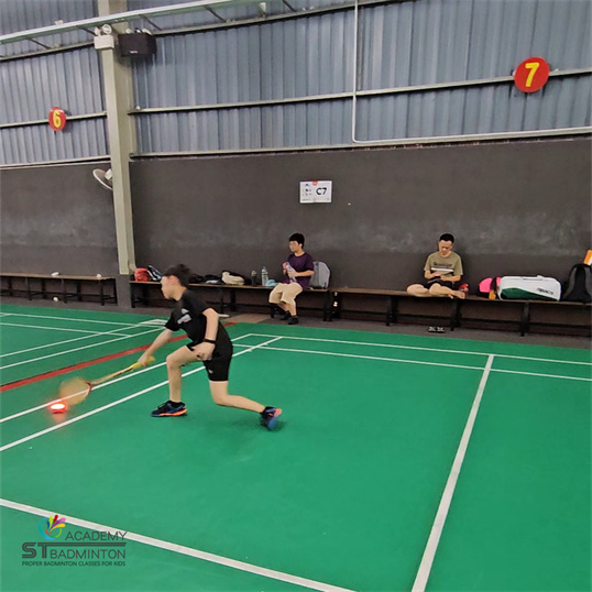 นักกีฬาเยาวชนสร้างความมั่นใจในคลาสแบดมินตันส่วนตัวสำหรับเด็กในกัวลาลัมเปอร์