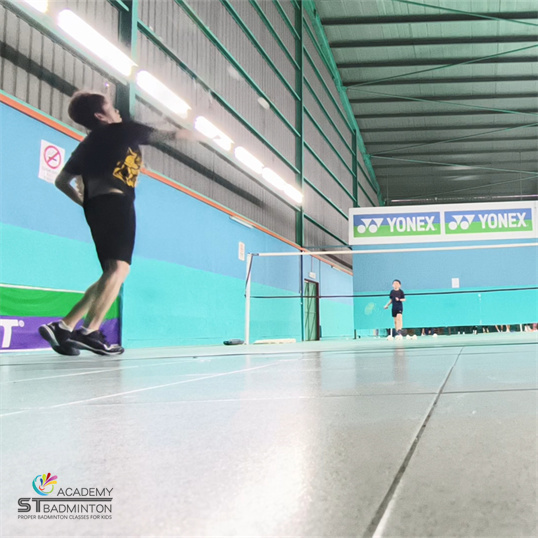 Certified badminton coach Wangsa Maju teaching proper techniques