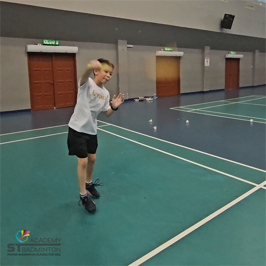 Membetulkan genggaman dan pergerakan kaki kanak-kanak semasa latihan peribadi