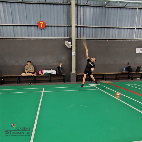 โค้ชแบดมินตันส่วนตัวแก้ไขการจับไม้ของนักเรียนระหว่างคลาส 1-to-1 ใน Setapak