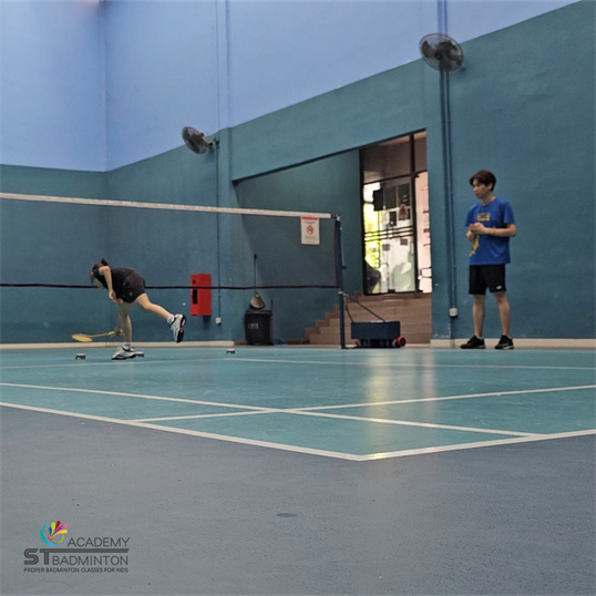 Asas badminton yang betul untuk kanak-kanak (genggaman, pergerakan kaki, hayunan)