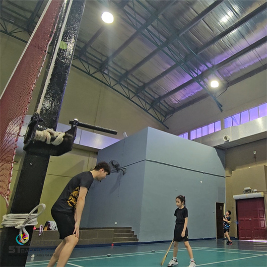 โค้ช ST Badminton Academy ให้ข้อเสนอแนะที่มุ่งเน้นระหว่างบทเรียนส่วนตัว