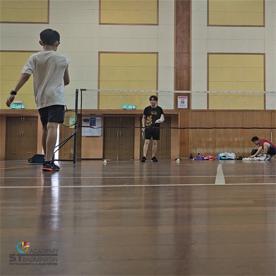 クアラルンプールでの学校休暇バドミントン キャンプ中の集中トレーニング セッション｜技術指導