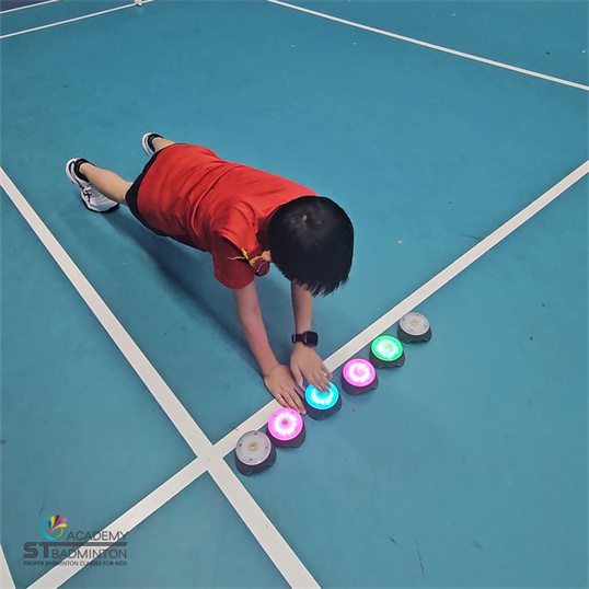 マレーシア クアラルンプール バドミントン キャンプでの基礎フットワーク トレーニング｜子ども向け