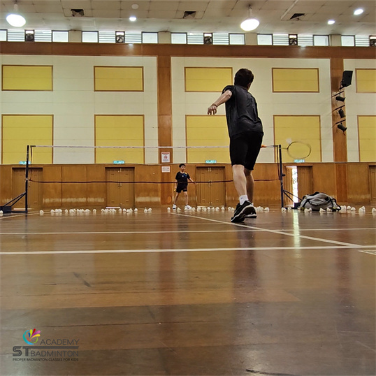 マレーシア Setapak｜Lavana Sports Centreでの子ども向け少人数グループ バドミントン トレーニング