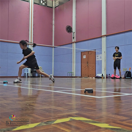 KLでの学校休暇プログラム中に一緒にトレーニングする若いバドミントン プレーヤー｜マレーシア