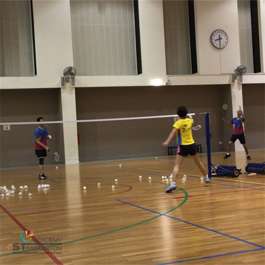 นักเรียน คลาสแบดมินตันสำหรับผู้ใหญ่ TAR UMT ฝึกซ้อม | การโค้ชแบดมินตันในกัวลาลัมเปอร์