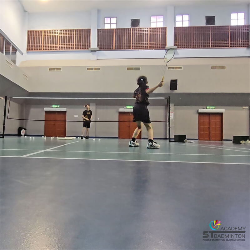 Sekumpulan 4 pelajar badminton di Setapak sedang belajar corak pergerakan kaki asas.