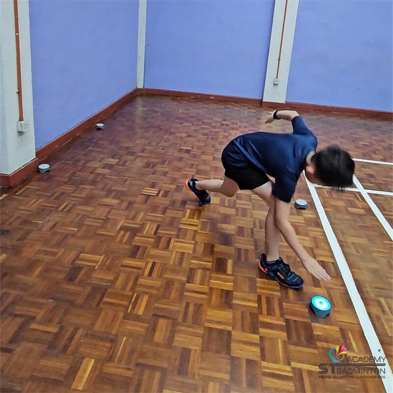 Latihan badminton berkumpulan di KL (4 pelajar) — latihan asas dan ujian kemahiran berkala — ST Badminton Academy.