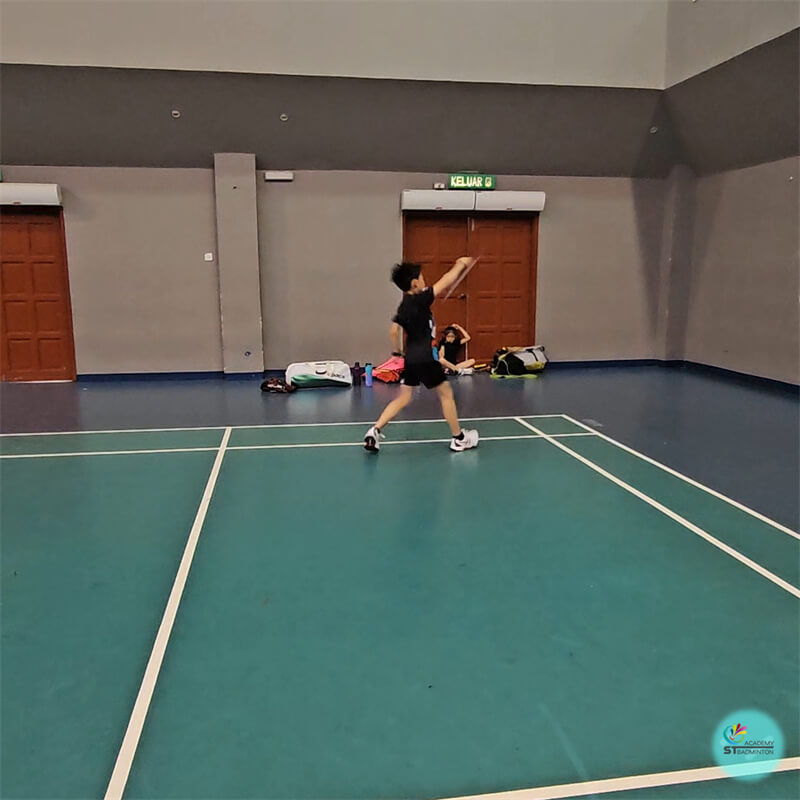 Tukang string raket bertauliah melatih pemain muda (4 tahun ke atas) di kawasan Ampang