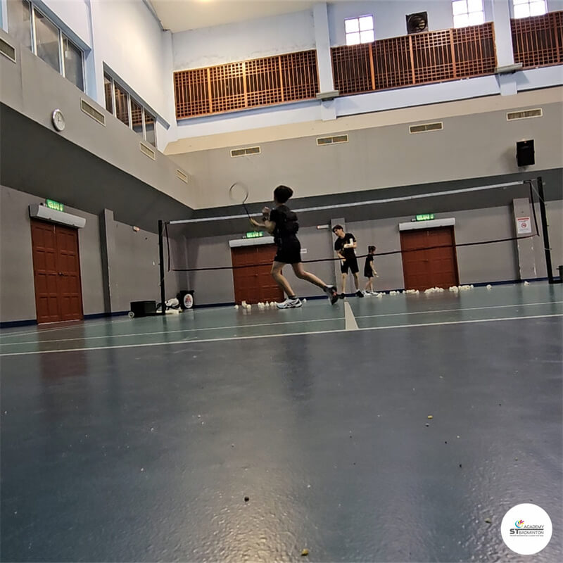 Kepongの子ども向けバドミントン コーチ | 基礎とフットワーク