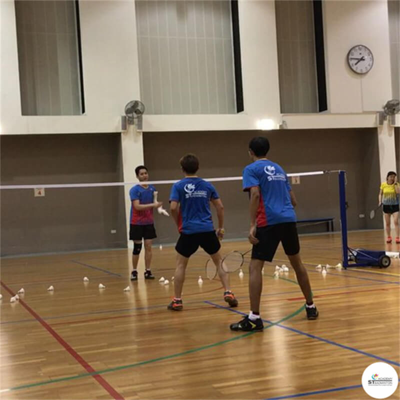 Jurulatih membetulkan pergerakan kaki pemain dewasa berdekatan MRT Metro Prima, Kepong