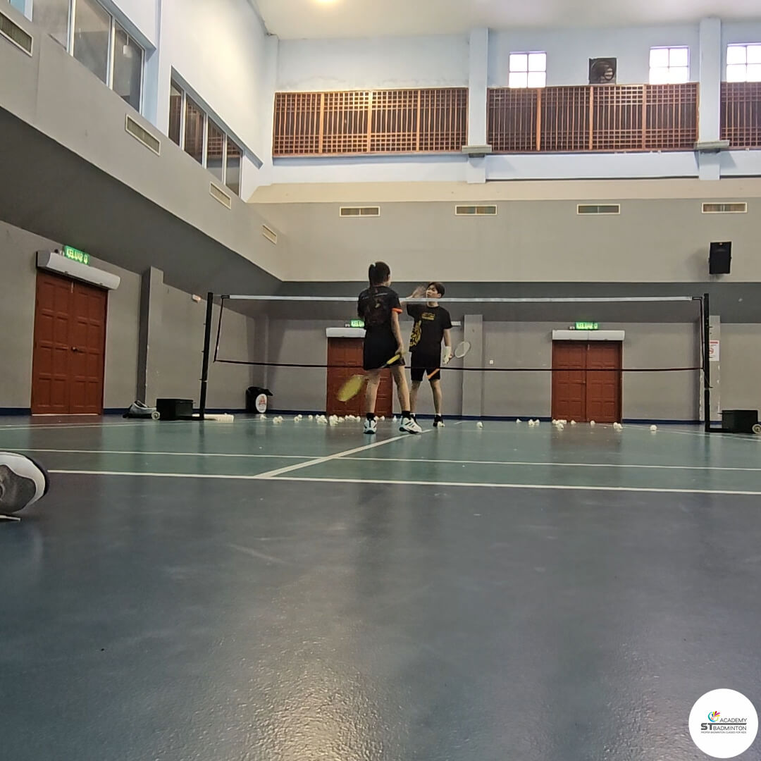 MRTLRT Maluri 및 Jalan Cheras 인근 4인 그룹 배드민턴 훈련