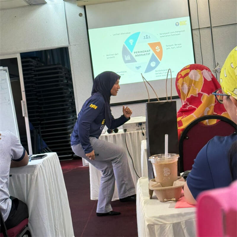 参加马来西亚运动科学一级课程的 ISN 和 AKK 讲师团队合影｜教练教育专家团