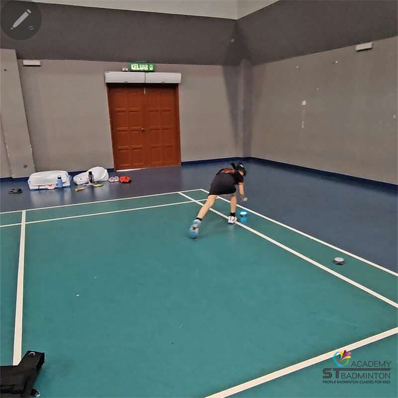 Kelas badminton kanak-kanak berkumpulan di KL belajar corak servis dan terima untuk beregu.