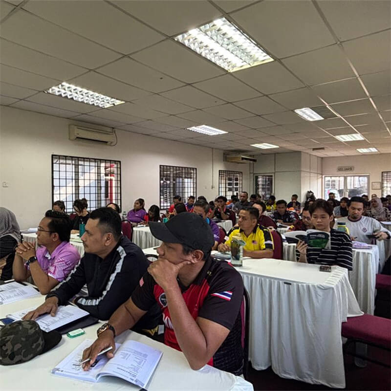 马来西亚 Seremban 运动科学一级课程的学员与 AKK 和 ISN 导师合影｜教练教育 课堂实操