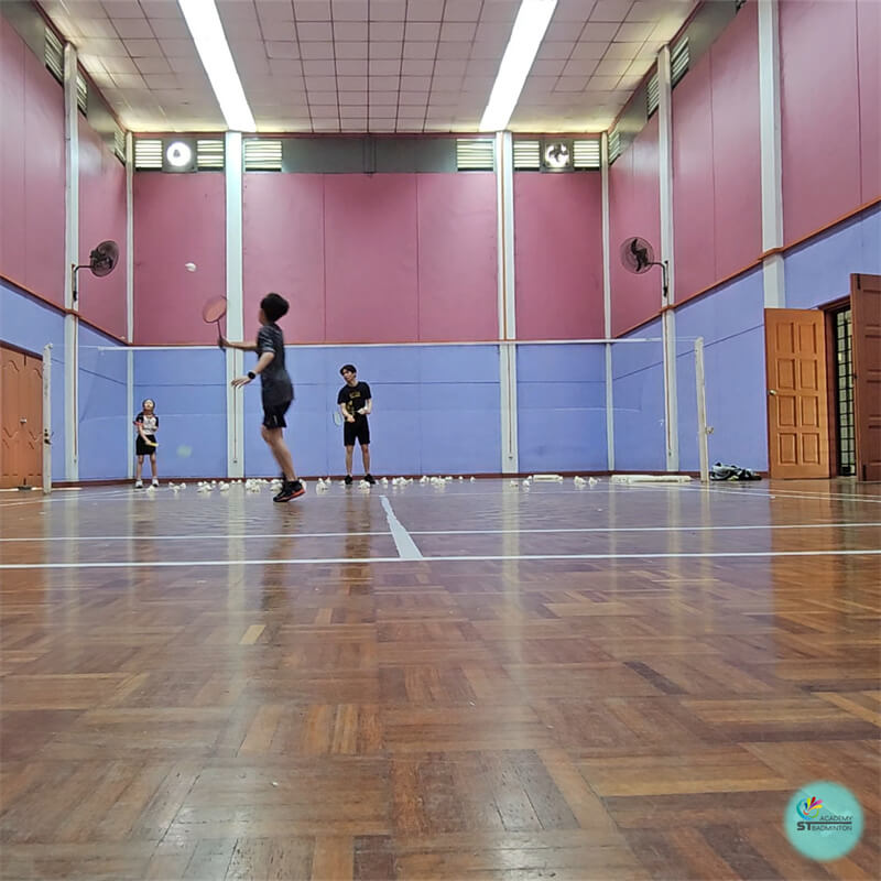 ST Badminton Academy Malaysia mengajar teknik asas badminton di pusat latihan Ampang Hilir