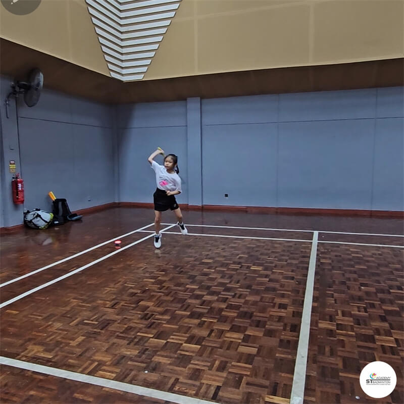 Pelatih bulutangkis Malaysia mengajarkan teknik dasar di Kuala Lumpur | Latihan untuk pemula dekat TAR UMT