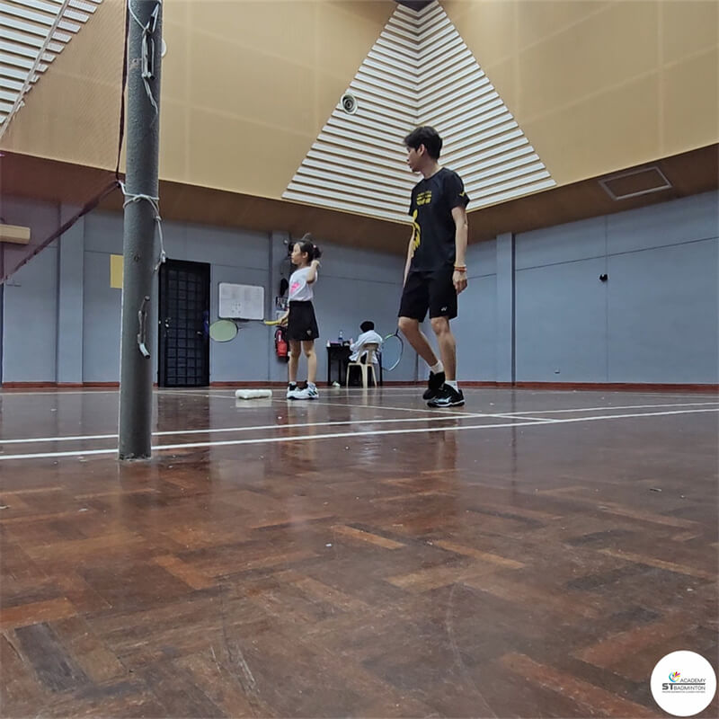 โค้ชแบดมินตันมาเลเซียสอนเทคนิคพื้นฐานสำหรับเด็กที่ Setapak Badminton Centre | การฝึกฟุตเวิร์ก