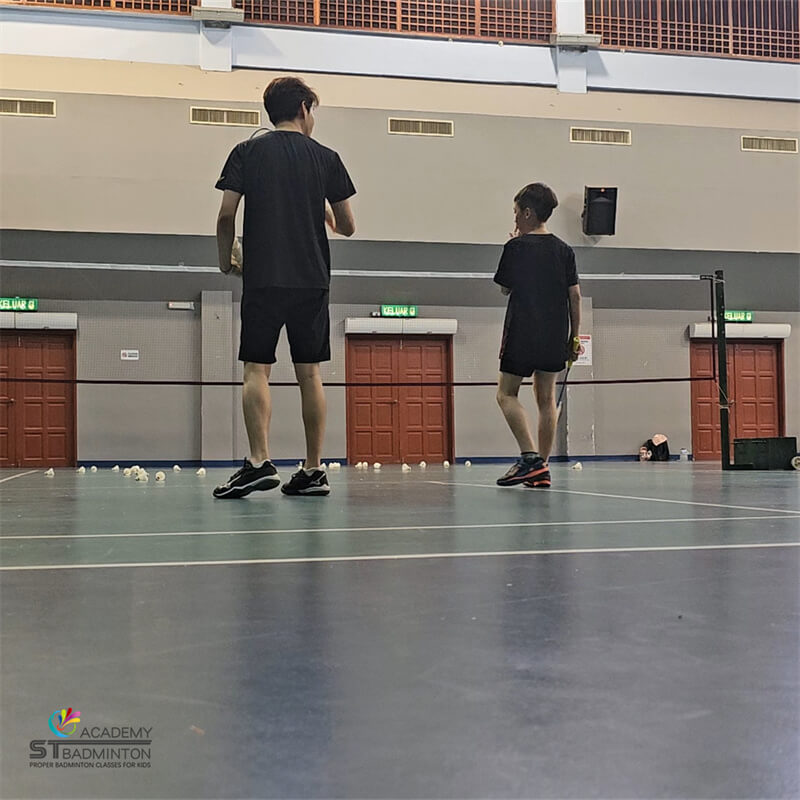Bimbingan kumpulan ST Badminton Academy (4 orang) untuk kestabilan rali.
