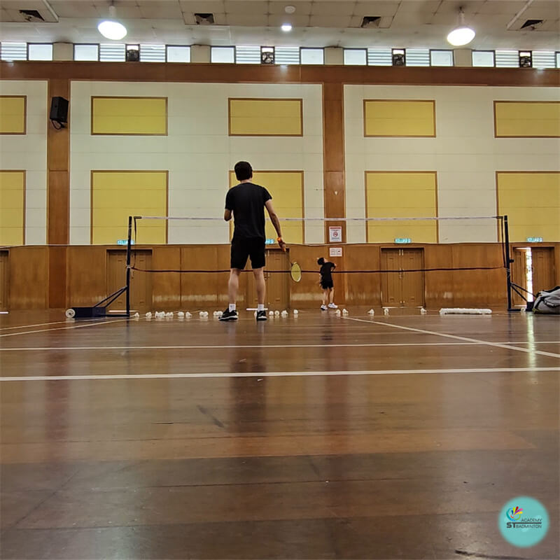 Latihan badminton kanak-kanak kumpulan kecil (maksimum 4 pelajar) di dewan komuniti Ampang Hilir Kuala Lumpur