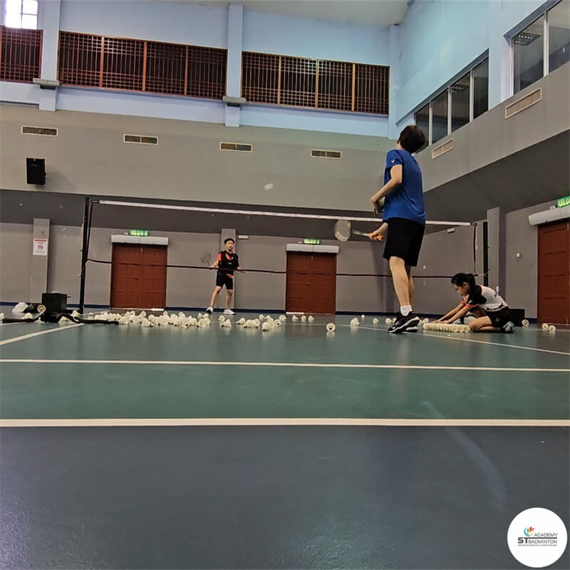 쿠알라룸푸르 Kepong 인근 최고의 어린이 배드민턴 학교에서 수업을 즐기는 어린 학생