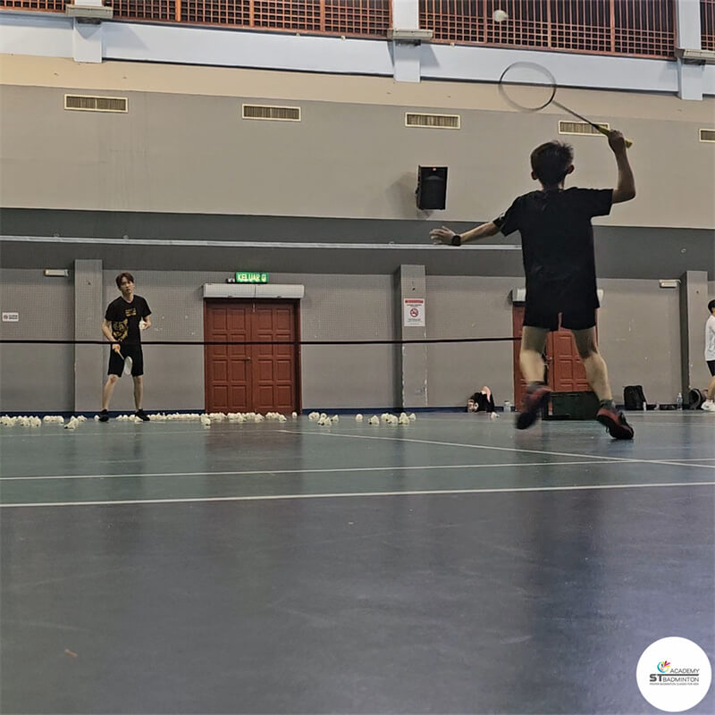 말레이시아 쿠알라룸푸르 Setapak 최고의 배드민턴 센터에서 체계적인 기초 훈련을 받는 어린이들