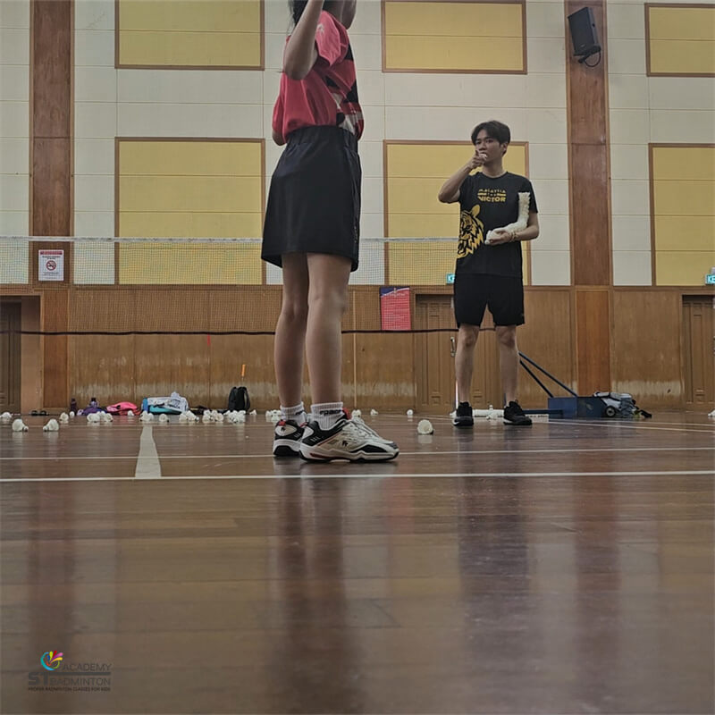 Eric Chuar quan sát tư thế học viên trong buổi huấn luyện cầu lông tại Kuala Lumpur | Dạy kỹ thuật cho người mới bắt đầu