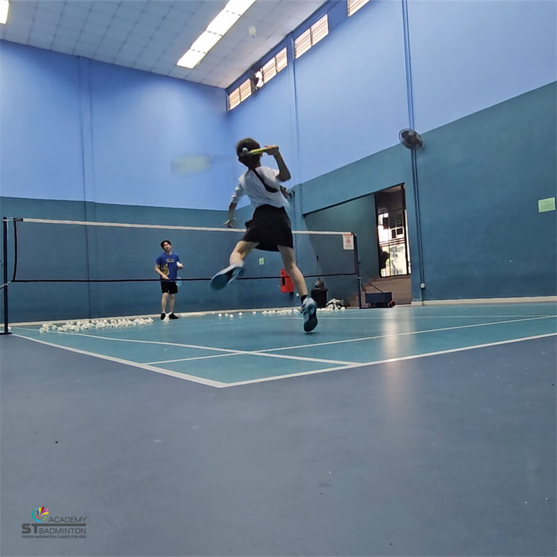Học viên trẻ học kỹ thuật cầu lông nền tảng tại ST Badminton Academy Malaysia | Huấn luyện cầu lông Setapak