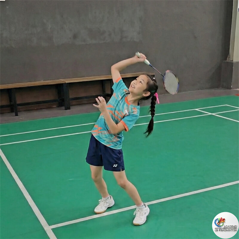 Jurulatih Eric mengajar pelajar badminton junior di Kepong - fokus pada disiplin dan karakter