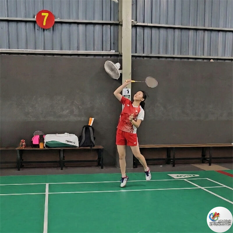 Apakah Hanya Latihan Membosankan Pelatih membimbing siswa dewasa dalam kelas teknik bulutangkis Kuala Lumpur