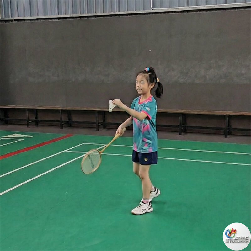 Latihan badminton kanak-kanak Kepong - pelajar belajar cara pegang raket dan posisi dengan Jurulatih Eric