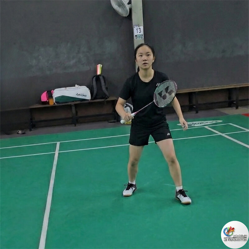 Apa yang Terjadi di Kelas Bulutangkis Dewasa Kepong Pemanasan terstruktur, latihan, dan permainan taktis