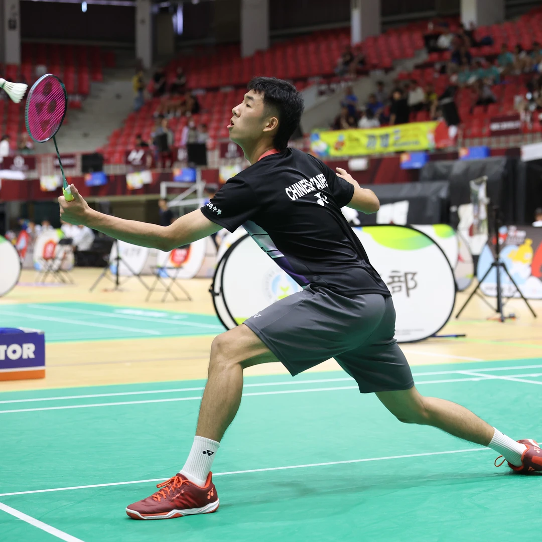 Cheng Ju-Sheng of Chinese Taipei playing a forehand drive, seen from behind, at the 2025 National Middle School Athletic Games of Taiwan Cheng Ju-Sheng of Chinese Taipei playing a forehand drive, seen from behind, at the 2025 National Middle School Athletic Games of Taiwan