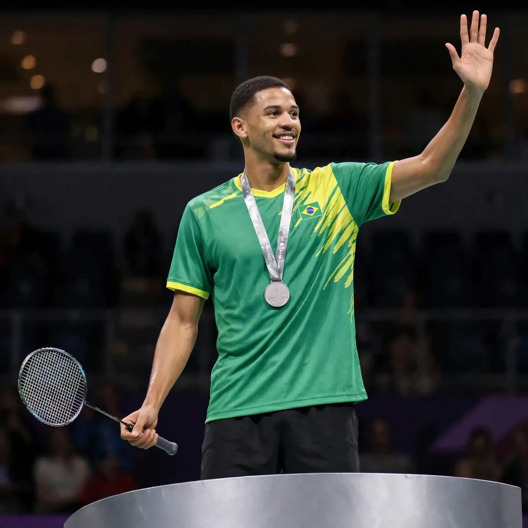 Deivid Silva on the podium with a silver medal, racket held down in his right hand and his left hand raised (AI-generated) Deivid Silva on the podium with a silver medal, racket held down in his right hand and his left hand raised (AI-generated)