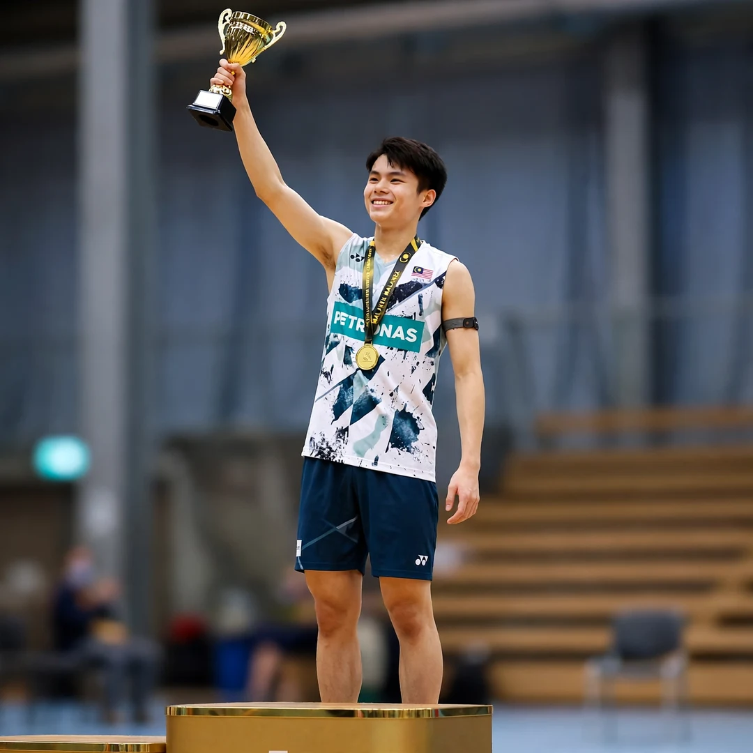 Justin Hoh Bonn International title AI-generated Justin Hoh lifting the trophy after winning his first senior title in Bonn in 2022 (AI-generated)