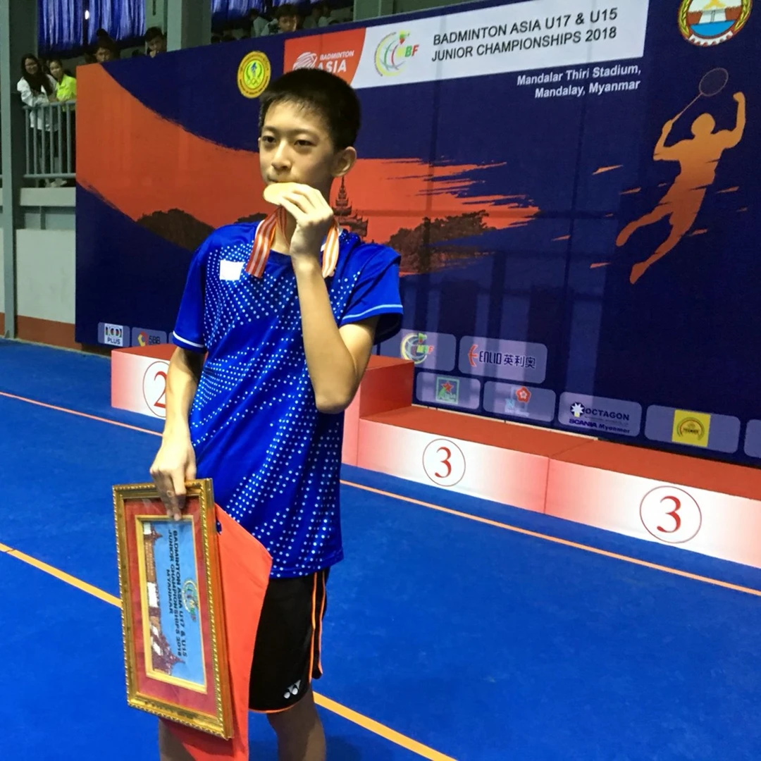 Kuo Kuan Lin biting his gold medal at the 2018 Badminton Asia U15 Junior Championships in Mandalay (real photo, Kaohsiung City Government Education Bureau) Kuo Kuan Lin biting his gold medal at the 2018 Badminton Asia U15 Junior Championships in Mandalay (real photo, Kaohsiung City Government Education Bureau)